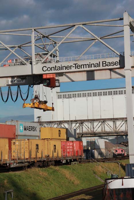 Container wird auf Schiff geladen