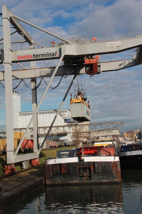 Container wird auf Schiff geladen